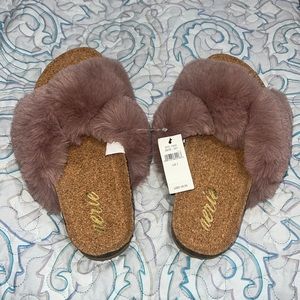 Aerie fuzzy slides, NWT